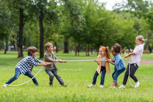 Дети играют в перетягивание каната — стоковое фото