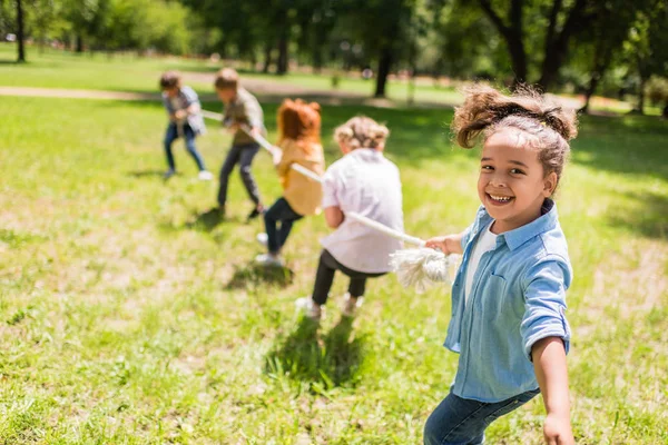 Niños jugando tira y afloja — Stock Photo