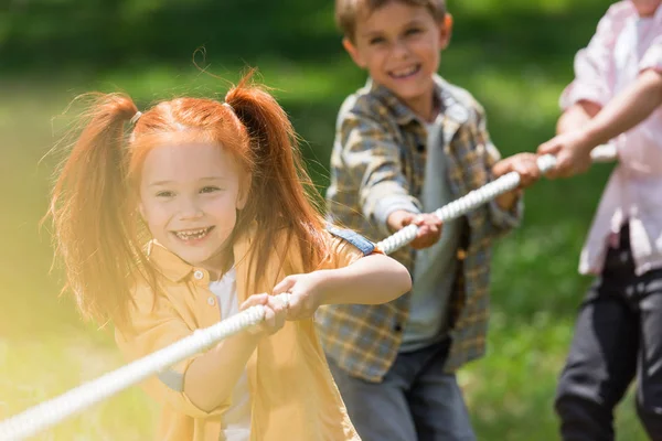 Kinder spielen Tauziehen — Stockfoto