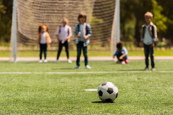 Enfants jouant au football — Photo de stock