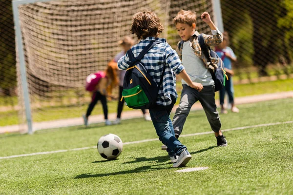 Діти грають у футбол — стокове фото