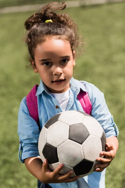 Niño afroamericano con pelota de fútbol - foto de stock