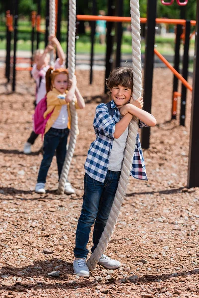 Niños jugando en el patio - foto de stock