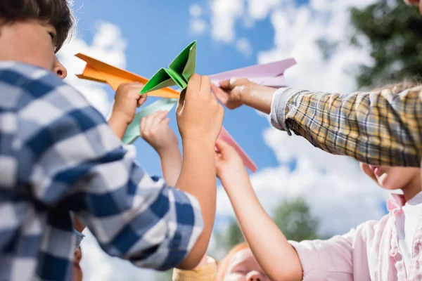 Niños jugando con aviones de papel - foto de stock