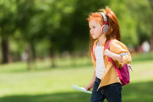 Rothaariges Schulkind mit Kopfhörern — Stockfoto
