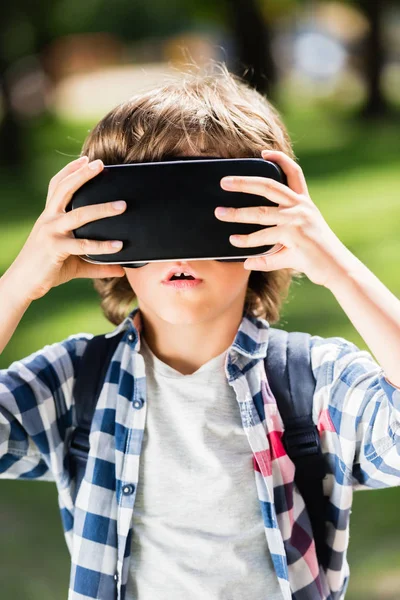 Ребенок в наушниках виртуальной реальности — стоковое фото