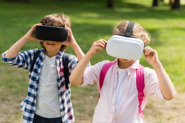 Niños con auriculares vr - foto de stock