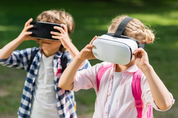 Crianças com fones de ouvido vr — Fotografia de Stock