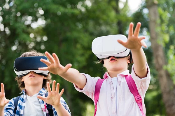 Bambini con auricolari vr — Foto stock