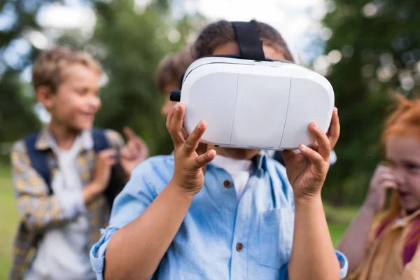 Casque enfant en réalité virtuelle — Photo de stock