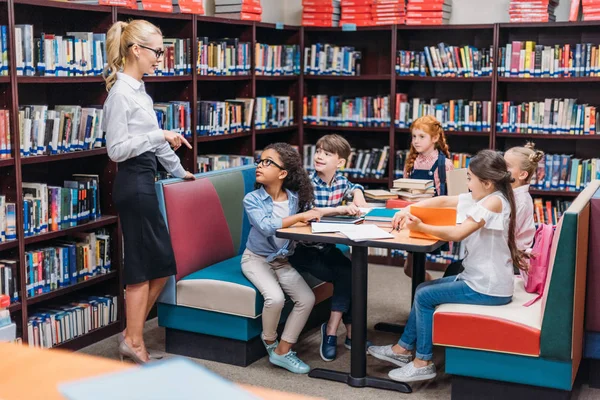Преподаватель дает урок в библиотеке — стоковое фото