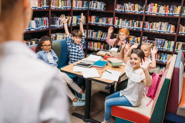 Niños pequeños en la biblioteca - foto de stock