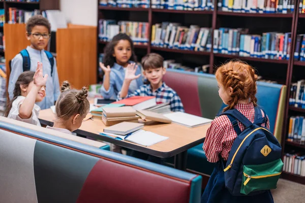 Petits enfants à la bibliothèque — Photo de stock