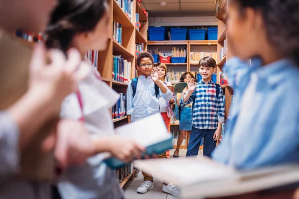 Crianças na biblioteca da escola — Fotografia de Stock