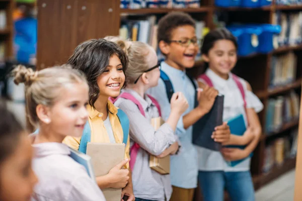 Bambini carini in biblioteca — Foto stock