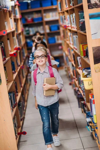 Enfants avec des livres dans la bibliothèque — Photo de stock