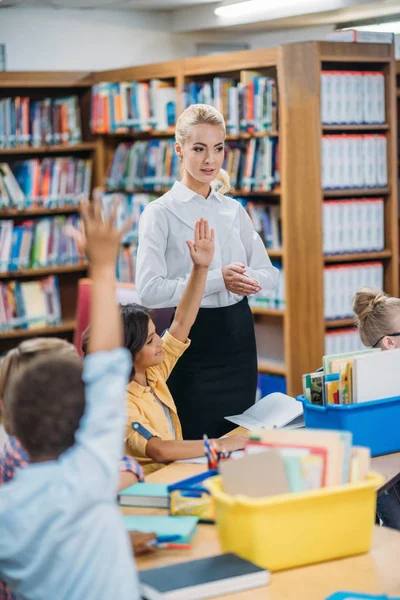 Преподаватель дает урок в библиотеке — стоковое фото