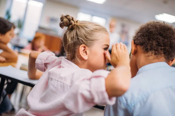 Bambini che spettegolano a scuola — Foto stock