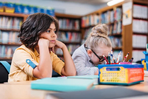 Filles ennuyées dans la bibliothèque — Photo de stock