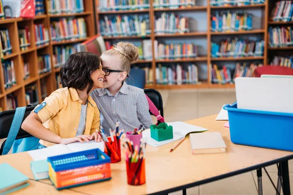 Mädchen tratschen in Bibliothek — Stockfoto