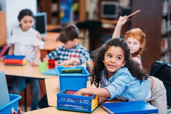 Niños en la biblioteca escolar - foto de stock