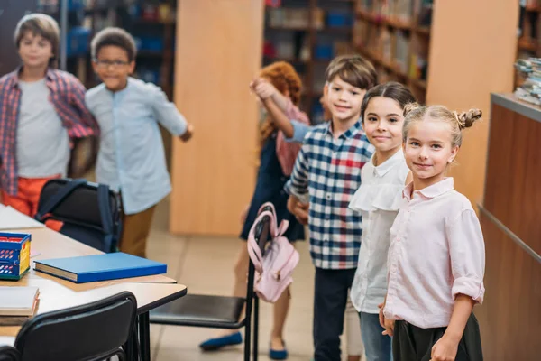 Niños pequeños en la biblioteca - foto de stock