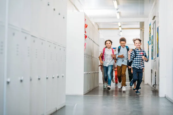 Школьники бегут по школьному коридору — стоковое фото