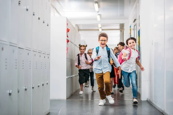 Школьники бегут по школьному коридору — стоковое фото