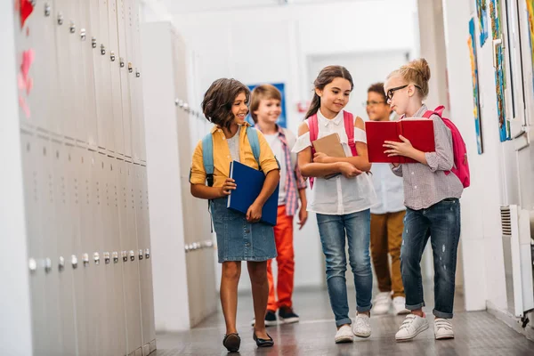 Alumnos que atraviesan el corredor escolar - foto de stock