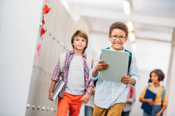 Bambini elementari con libri — Foto stock