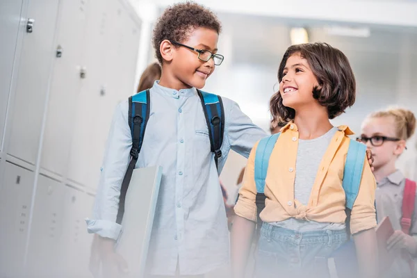 Hermano una hermana abrazando en la escuela - foto de stock