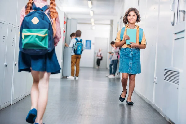 Enfants dans le couloir scolaire — Photo de stock