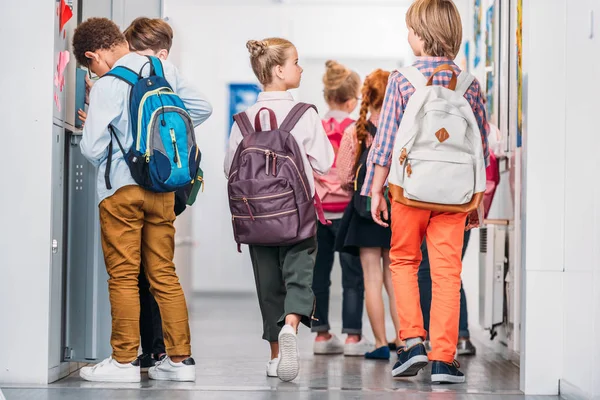 Niños en el pasillo escolar - foto de stock