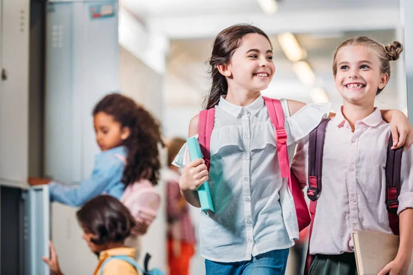 Школярки ходять через шкільний коридор — стокове фото