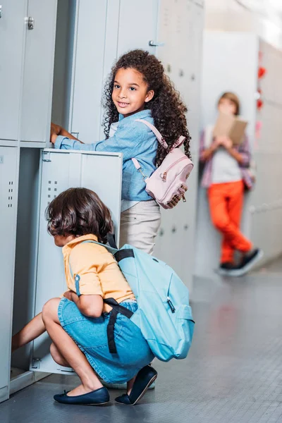 Ragazze mettere roba in armadietti — Foto stock