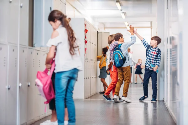 Niños en el pasillo escolar - foto de stock