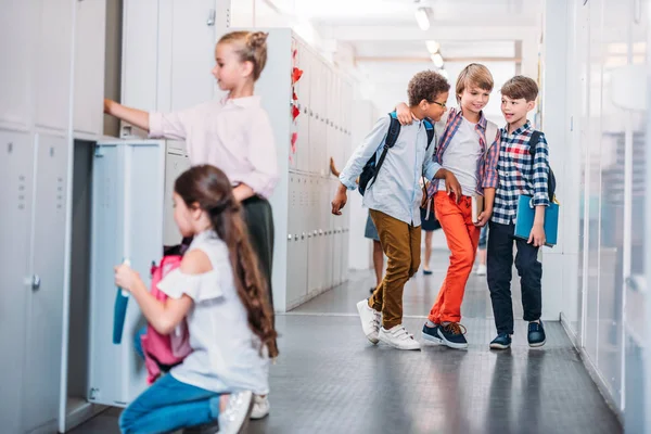 Niños en el pasillo escolar - foto de stock