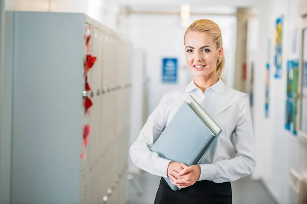 Junge Lehrerin mit Büchern — Stockfoto