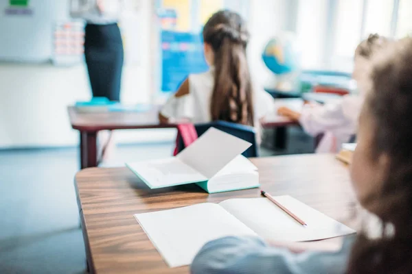 Kinder sitzen im Unterricht am Schreibtisch — Stockfoto