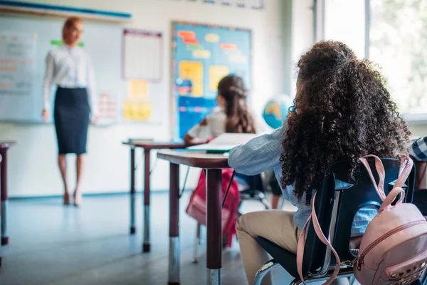 Alunos sentados na aula — Fotografia de Stock