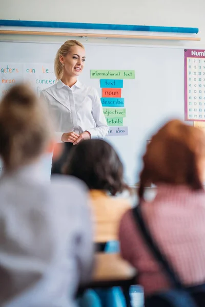 Hermosa joven profesor en clase - foto de stock