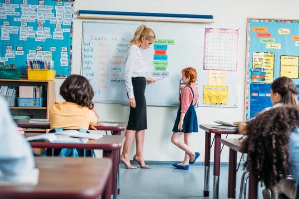 Profesor hablando con la colegiala - foto de stock