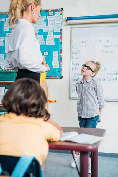Вчителька розмовляє зі школяркою — стокове фото
