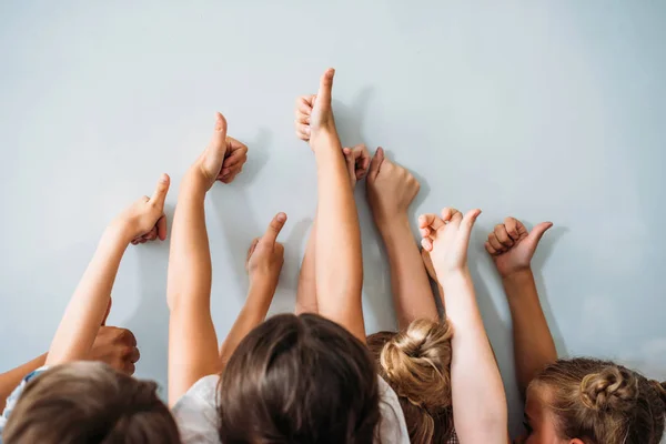 Grupo de crianças mostrando polegares para cima — Fotografia de Stock