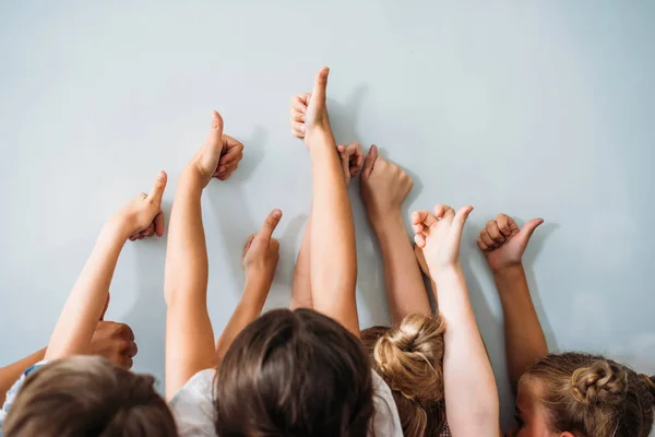 Gruppo di bambini mostrando pollici in su — Foto stock