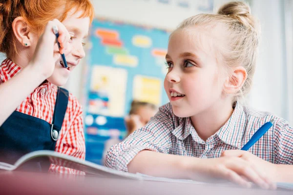 Les petites filles bavardant en classe — Photo de stock