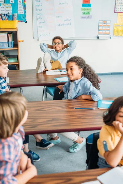 Entspannte Kinder im Unterricht — Stockfoto