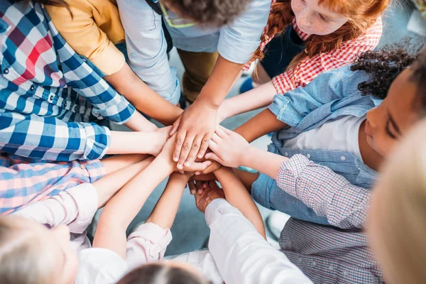 Niños haciendo gesto de equipo - foto de stock