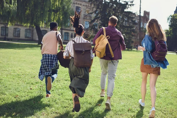 Estudiantes corriendo a la universidad - foto de stock