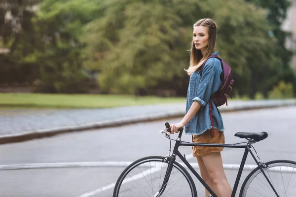 Hermosa chica con bicicleta - foto de stock